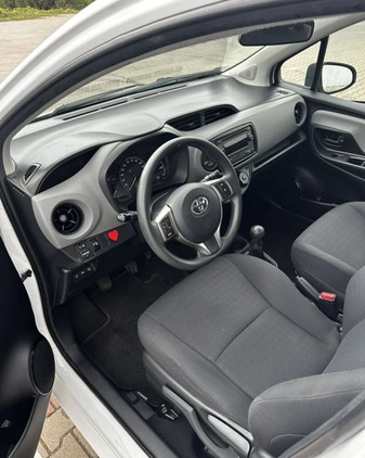 Toyota Yaris cena 42900 przebieg: 73000, rok produkcji 2019 z Wałbrzych małe 106
